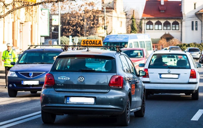 Examenul teoretic pentru permisul auto se va da oriunde în ţară. Legea, promulgată de Iohannis