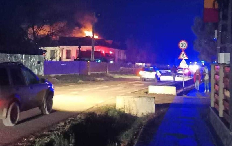 Incendiu la o școală din Botoșani: acoperișul a ars, fochistul instituției a fost transportat la spital