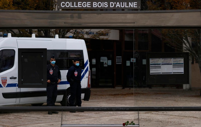 Teroristul care l-a decapitat pe profesorul francez le-a cerut elevilor săi să-l identifice. Noi detalii în atacul care a șocat Franța
