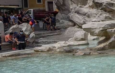 Doi români care înșelau turiști cu alba-neagra la Fontana di Trevi au încercat să mituiască polițiștii. Sursă foto: Getty Images