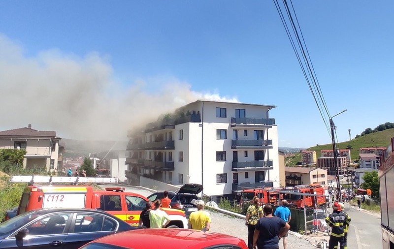 Incendiu puternic la mansarda unui bloc din Florești, județul Cluj. Mai multe persoane s-au autoevacuat