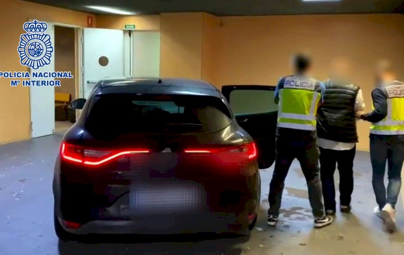 Un român din Spania, acuzat că s-a dat drept polițist și a jefuit o refugiată ucraineană