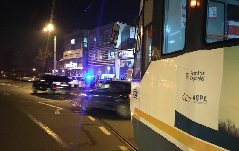ȘTIREA MEA/ Un tramvai și două mașini au fost implicate într-un accident în București, la Piața Muncii |FOTO