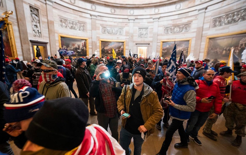 Poliţistul care a împuşcat mortal o protestatară în timpul asaltului Capitoliului a scăpat de acuzaţii