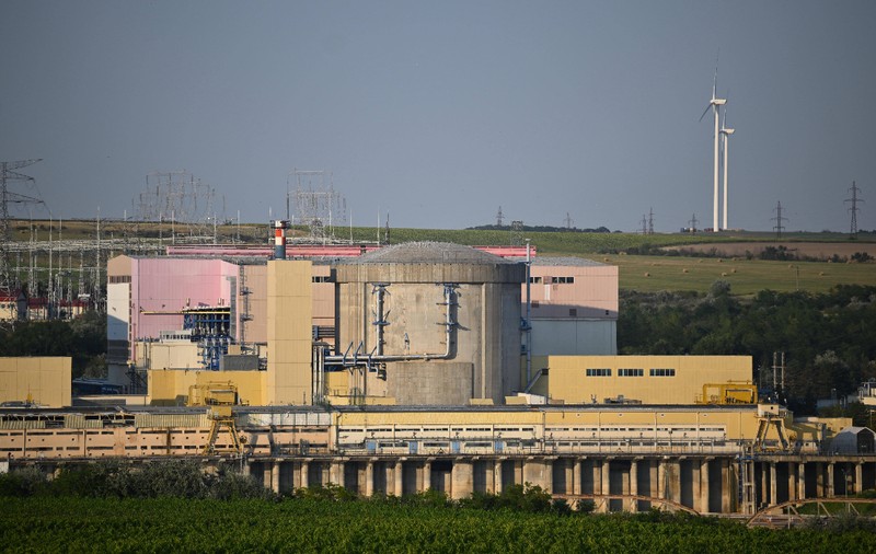 Noi soluții la Cernavodă pentru cota Dunării: Barje ancorate și un dig de piatră la priza de răcire a centralei