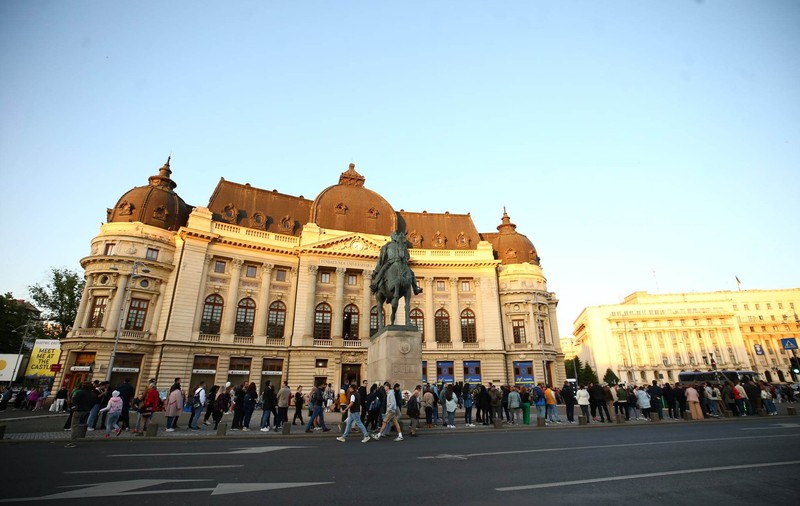 Noaptea Muzeelor 2023. Cozi de sute de metri la cele mai importante obiective culturale din București. FOTO