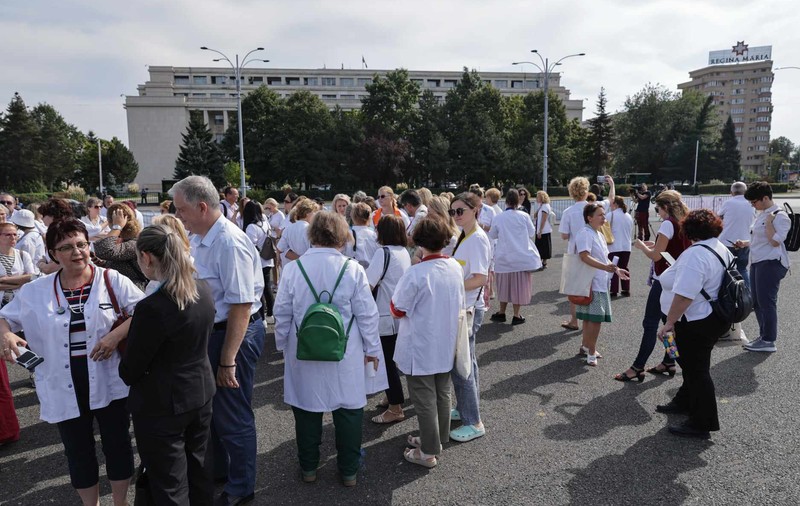 Protest al medicilor din ambulatoriu în fața Guvernului. „Profesia medicală trebuie respectată” / „Medicii nu sunt nici criminali, nici ucigași în serie” | VIDEO
