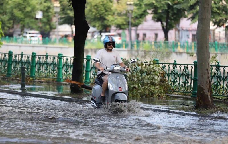 Dezastru după furtuni: București este sub ape iar aproape 30.000 de oameni din 65 de localități sunt fără curent. Pompieri din 9 județe vin în ajutor