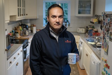 Radu Țăndărescu își bea cafeaua dimineața înainte să plece la muncă. Cobham, Kent, UK, octombrie 2021