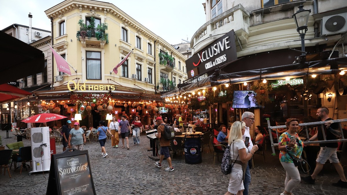 intersecție cu terase și restaurante din centrul vechi din București
