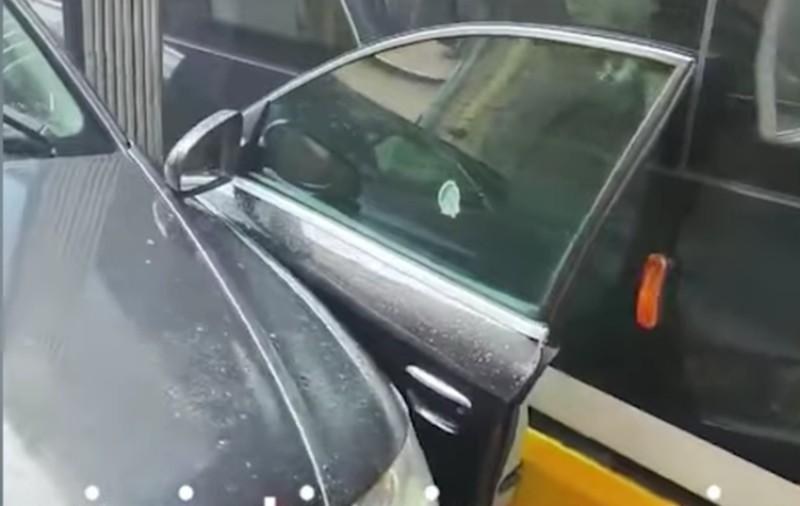 O șoferiță din Timișoara a rămas fără portieră, după ce a fost lovită de un tramvai