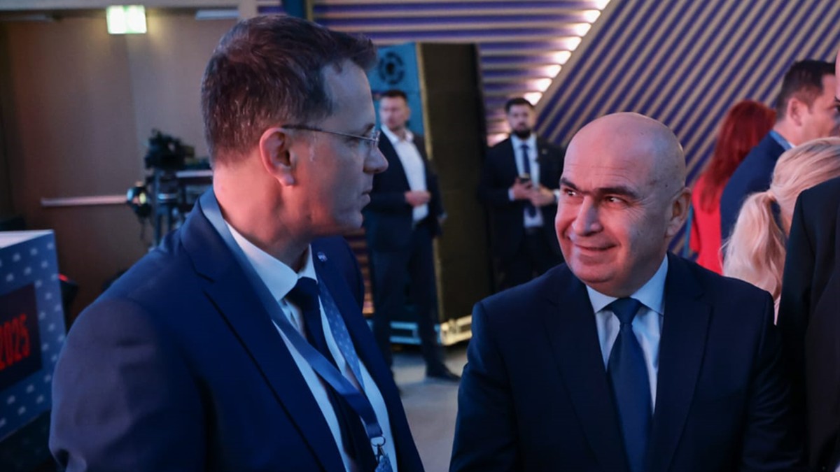 Ilie Bolojan discută cu Ionuț Moșteanu la Congresul USR, iulie 2025