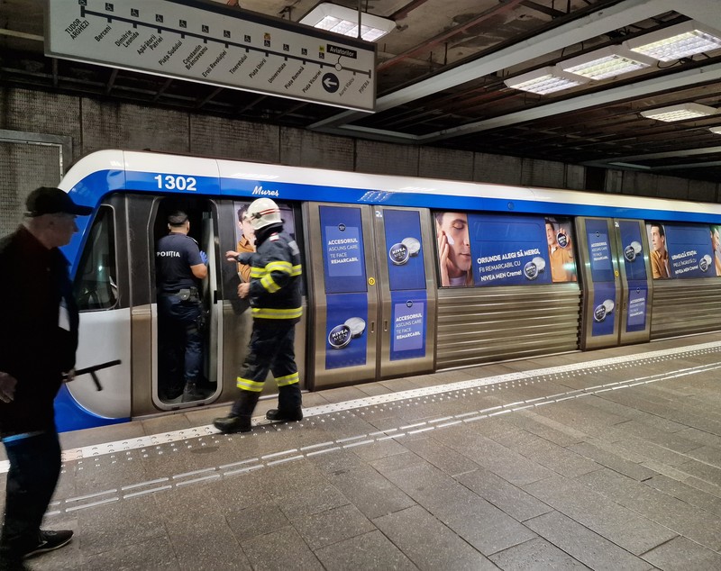 Circulație îngreunată pe magistrala 2 de metrou după ce un bărbat a ajuns pe șine în stația Aviatorilor