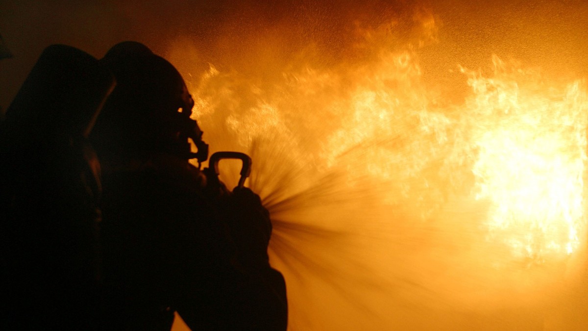 Imagine cu un pompier care încearcă să stingă un incendiu
