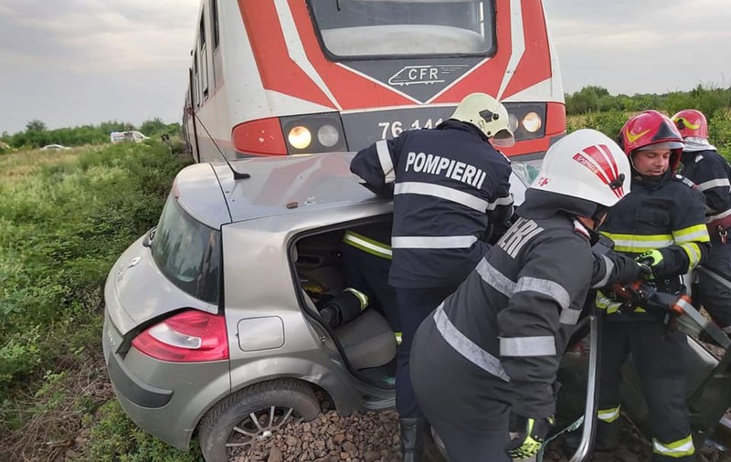 Un bărbat, încarcerat după ce mașina pe care o conducea a fost lovită de un tren, în Maramureş