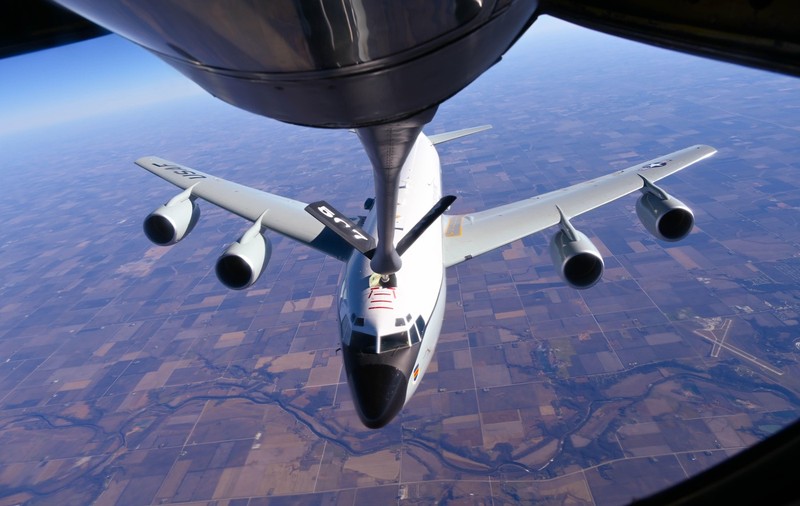 Avertisment pentru Iran? Un avion american de detectare radioactivă a aterizat în Marea Britanie, în timp ce Moscova este pregătită să-și evacueze inginerii nucleari