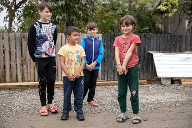 Mai mult decât la jucării, copiii familiei Iamandi visează la haine groase şi încălţări