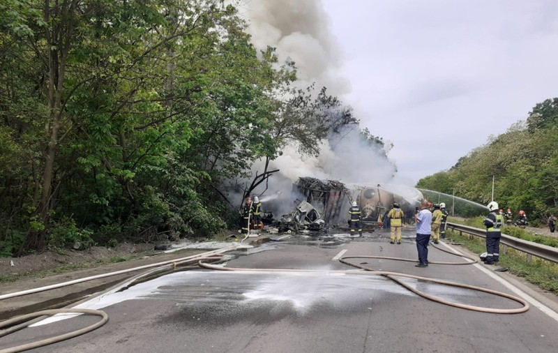 O cisternă și un TIR au luat foc după ce s-au ciocnit pe Centura București. O persoană a murit