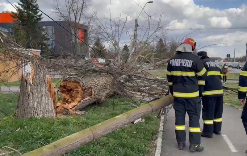 Cod galben de ploi torențiale, vijelii și grindină. 22 de județe sunt vizate de avertizările meteo ANM