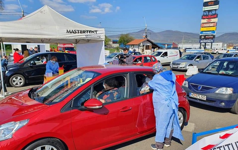 Primul centru de vaccinare de tip „Drive-thru” a fost deschis la Deva. Imunizarea, oprită 30 de minute, din cauza aglomerației