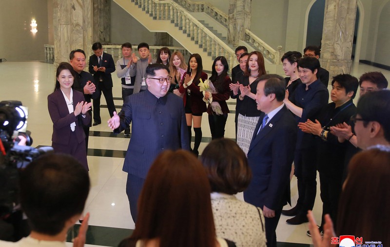 GALERIE FOTO | Kim Jong-un, ”emoționat profund” de concert sud-coreean de la Phenian