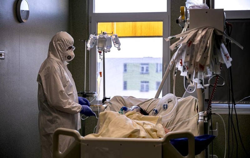 INSP: Vom ajunge la peste 15.000 de cazuri COVID zilnic, dacă nu ne vaccinăm