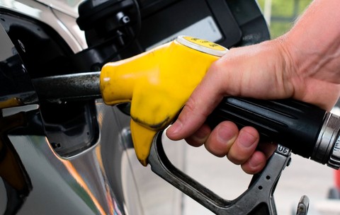 Benzina a trecut de 8 lei litrul. „Întrebarea nu este dacă vor mai crește prețurile, ci cât de repede”