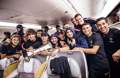 Postolachi (în stânga), în avion cu starurile lui PSG: Neymar, Di Maria (în centru) sau Buffon (în dreapta)