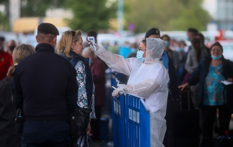 Îngrijitoarele de bătrâni care se întorc în țară, trimise în carantină pe nedrept. DSP: „Zilnic avem greșeli. Dăm pozitivi la negativi și invers”