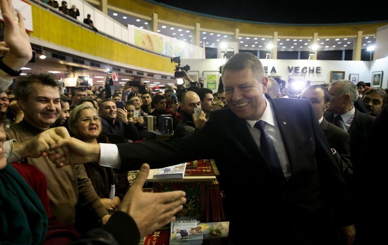 MISTERUL BILEȚELULUI pe care KLAUS IOHANNIS l-a PRIMIT înainte de LANSAREA CĂRȚII lui! | FOTO