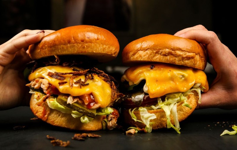 Cât costă un burger în Cluj-Napoca, în timp ce în București prețul mediu în 2024 a fost de peste 42 de lei