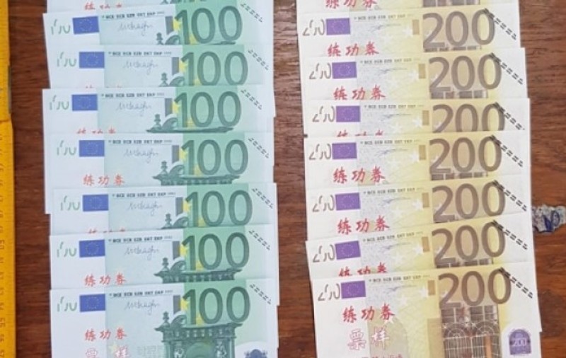 Bancnote false cumpărate de pe Internet. Un bărbat a fost arestat pentru că a încercat să le introducă în circulație