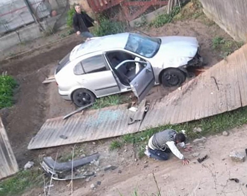 Mașină filmată când decolează de pe un pod, în Bacău, și aterizează în curtea unei case