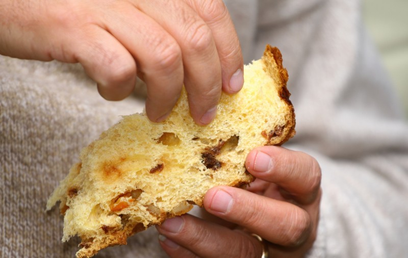 Un italian a murit la masa de Crăciun, după ce s-a înecat cu o bucată de panettone