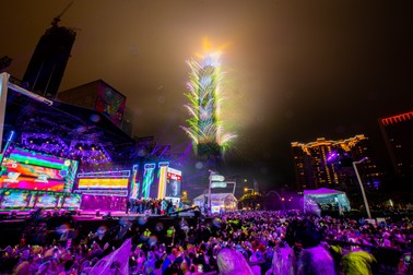 Imagine cu mulțimea care petrece în centrul Taipeiului