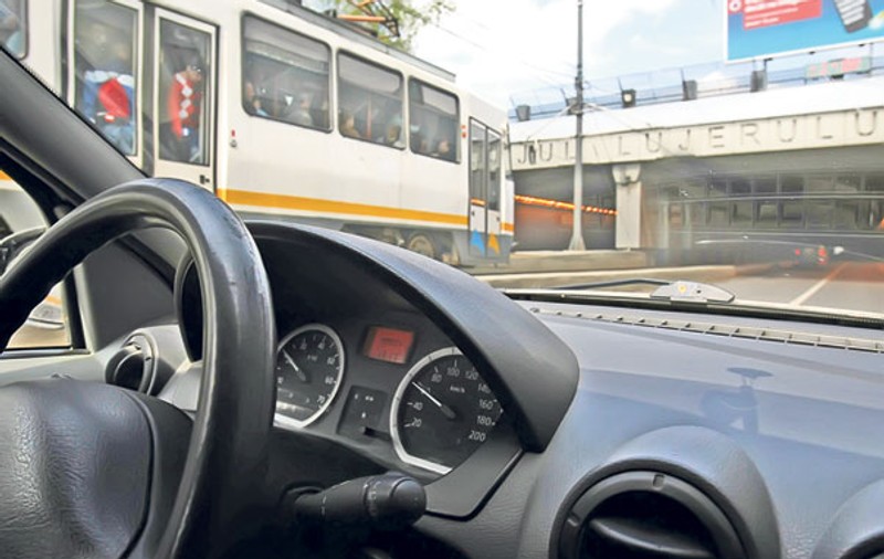 La aproape un an de la tragedia de la Lujerului, vatmanii de pe 41 circulă tot cu viteză | Gonesc prin pasaj cu 55 km/oră!