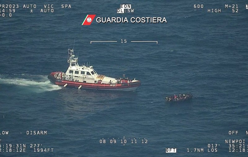 Garda de coastă a Italiei încearcă să salveze 1.200 de migranți de pe două bărci care plutesc în derivă pe mare