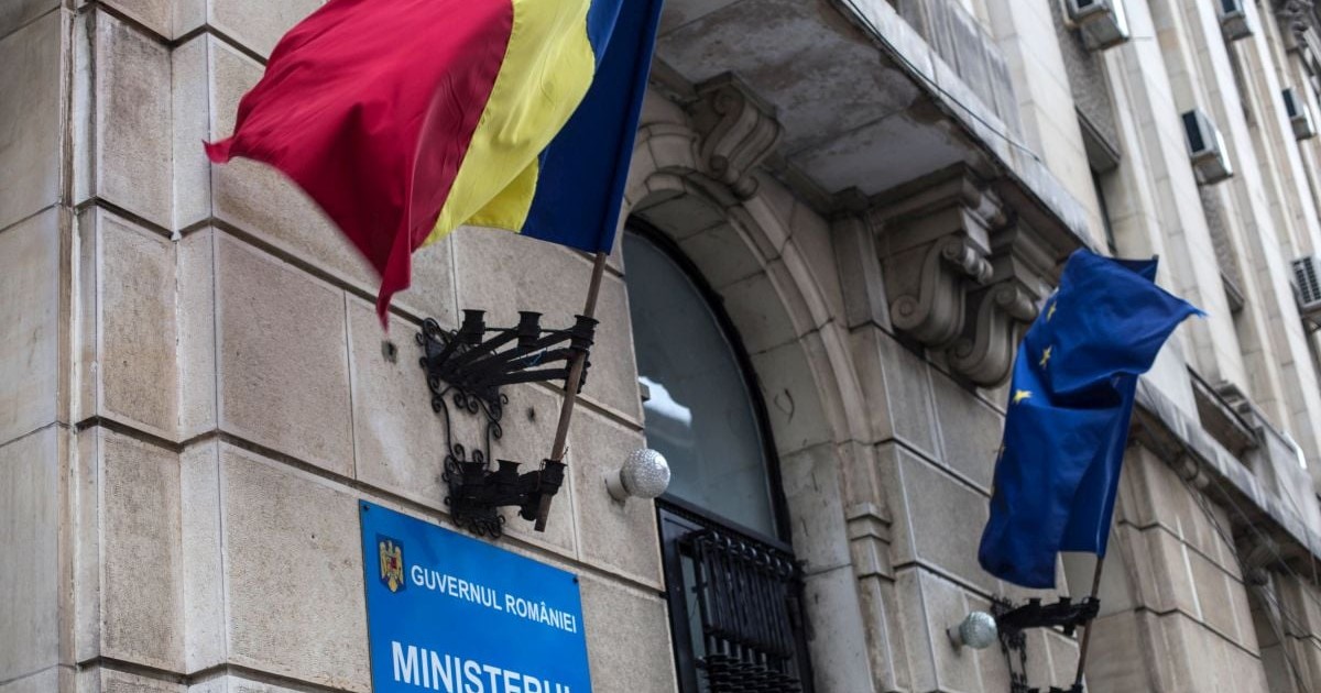 Sigla Ministerului Sănătății la intrarea în clădire, unde flutură steagurile României și al UE, ianuarie 2019