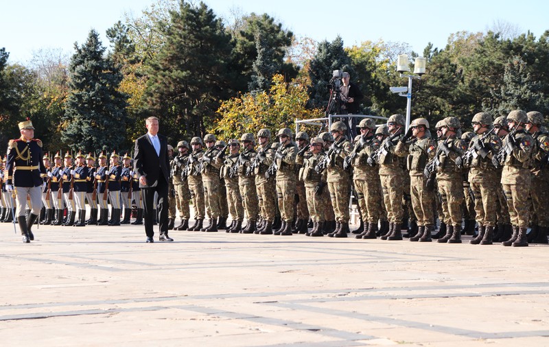 VIDEO/Cum a arătat ceremonia de Ziua Armatei. La eveniment au fost Klaus Iohannis, Viorica Dăncilă și 100 de spectatori
