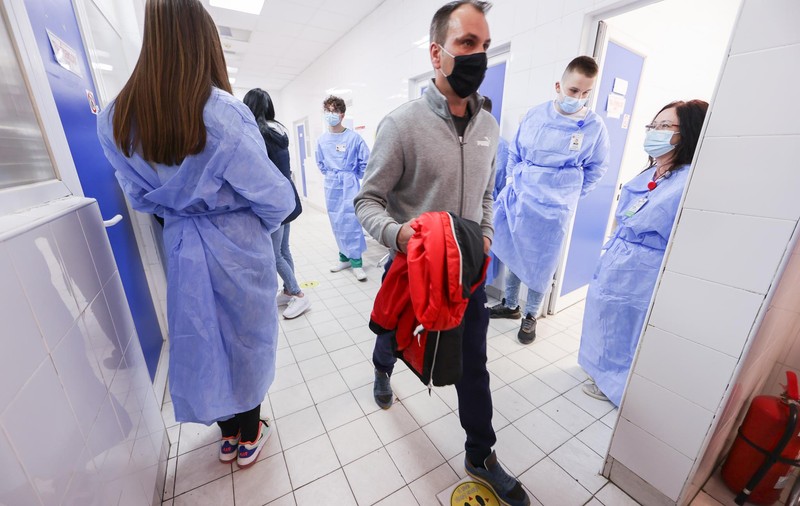 REPORTAJ. Vaccinare în miez de noapte, la Timișoara. „M-am gândit și că va fi mai puțină lume și voiam neapărat să prind Pfizer”