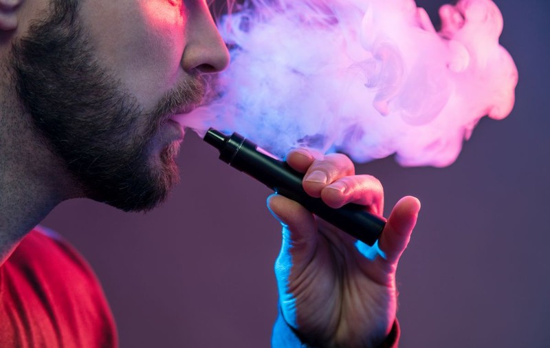 Substanțele chimice din dispozitivele de vapat pot deveni foarte toxice când sunt încălzite – Studiu