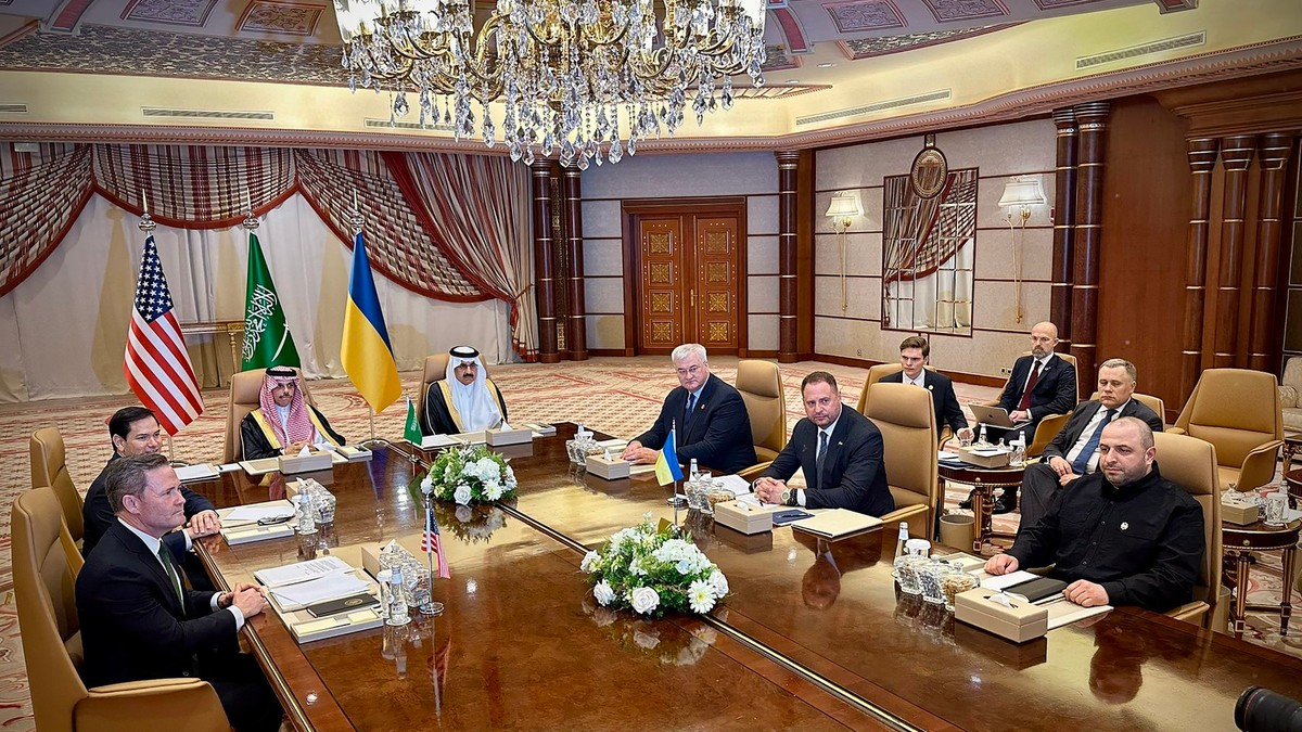 Secretarul de stat al SUA, Marco Rubio (al 4-lea stânga), consilierul pentru securitate națională al SUA, Mike Waltz (al 2-lea stânga), ministrul ucrainean de externe, Andrii Sybiha (al 3-lea dreapta), șeful biroului prezidențial ucrainean, Andrii Iermak (al 2-lea dreapta)