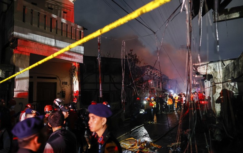 Incendiu puternic la Jakarta. Focul a cuprins un depozit de carburanţi. Sunt cel puțin 17 victime. VIDEO