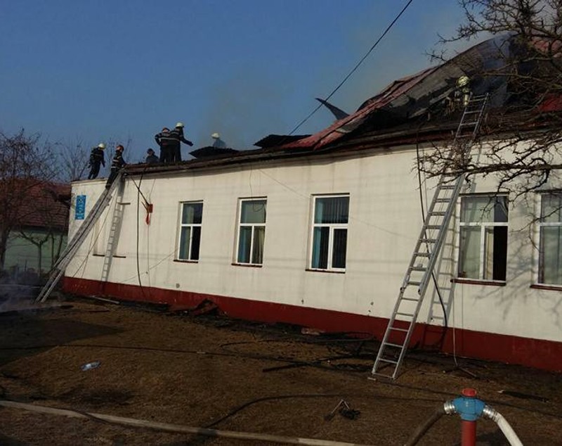 Incendiu la o școală din județul Timiș. Acoperișul clădirii, făcut scrum de flăcările uriașe