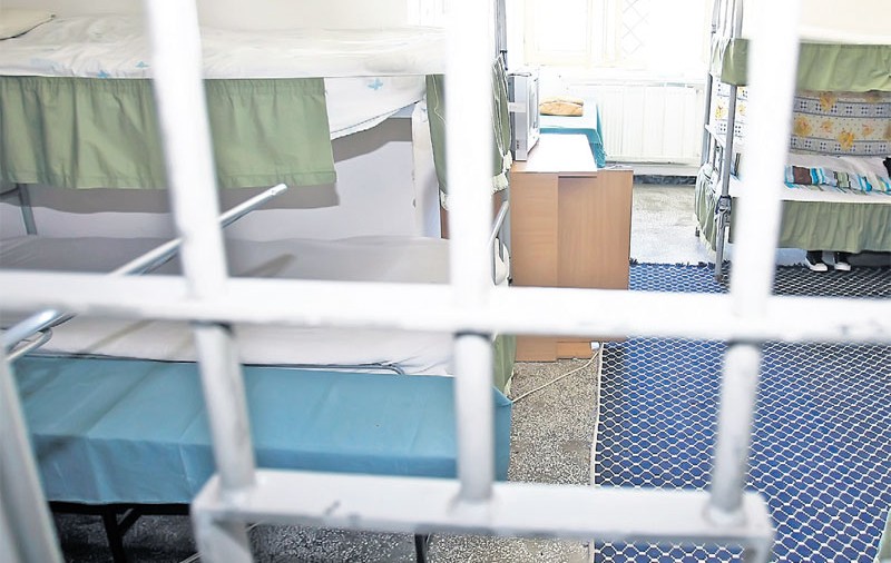 Doi români au dat în judecată statul pentru că s-au născut în puşcărie