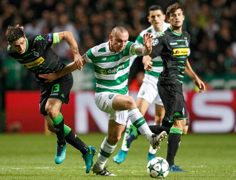 epa05592599 Scott Brown (C) of Celtic in action against Moenchengladbach's Lars Stindl (L) during the UEFA Champions League Group C match between Celtic Glasgow and Borussia Moenchengladbach, in Glasgow, Scotland, Britain, 19 October 2016. EPA/ROBERT PERRY