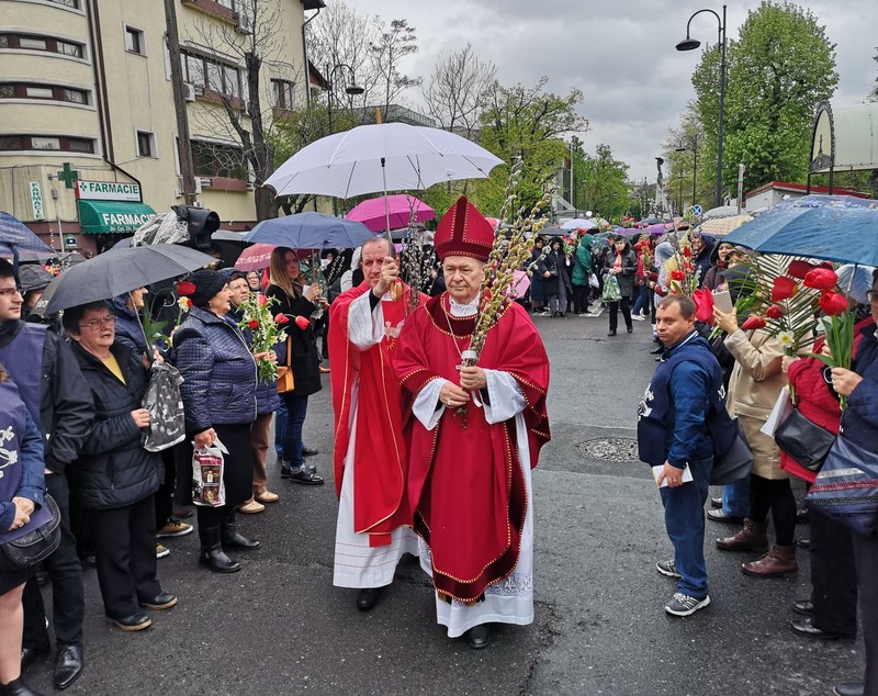 FOTO & VIDEO / Catolicii sărbătoresc azi Floriile. Procesiunea de pe străzile Capitalei s-a desfășurat pe ploaie