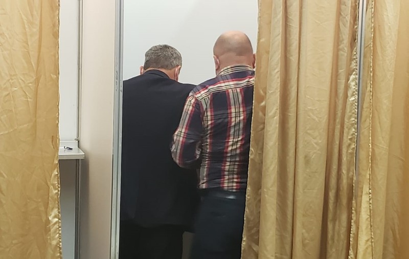 FOTO. Probleme la votul pentru congresul PNL: câte doi în cabină, unii delegați și-au fotografiat opțiunea