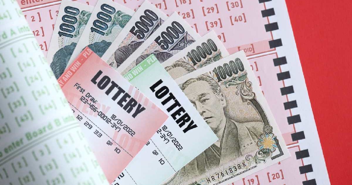 Bilete de loterie cu bancnote în yeni japonezi pe foi de joc cu numere
