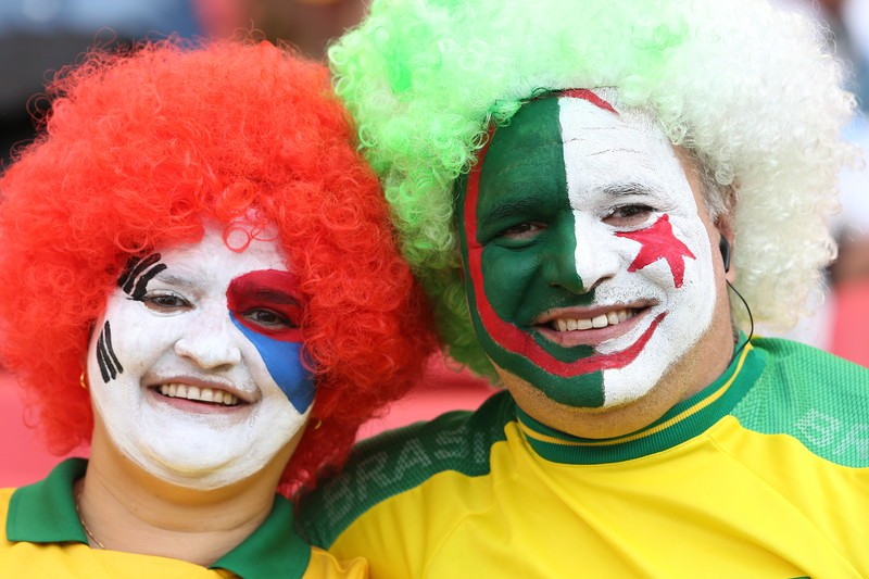 Suporterii naţionalelor Coreei de Sud şi ai Algeriei sunt fericiţi pe Estadio Beira-Rio din Porto Alegre FOTO: EPA